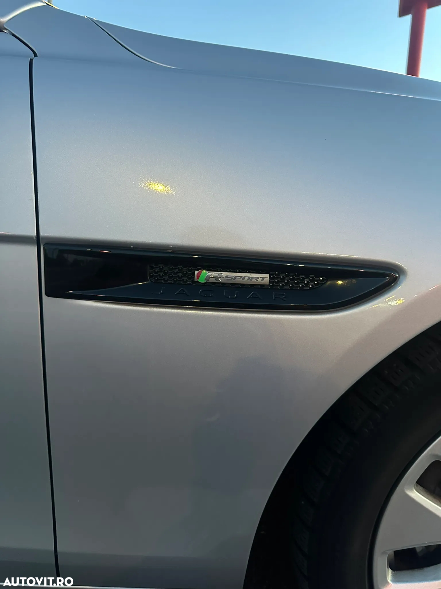 Jaguar XE 2.0 R-Sport - 25