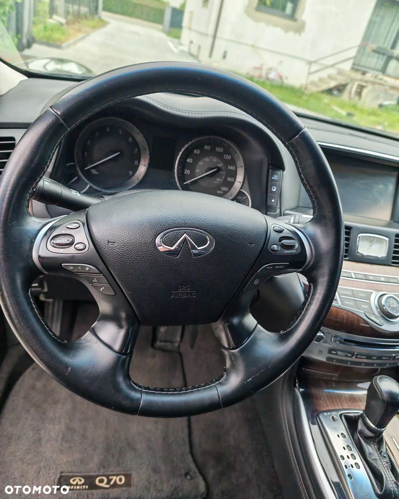 Infiniti Q70 - 6
