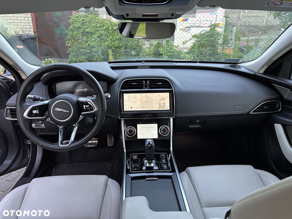 Jaguar XE 2.0 P250 R-Dynamic Black - 4