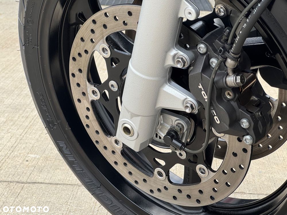 Suzuki GSR - 29