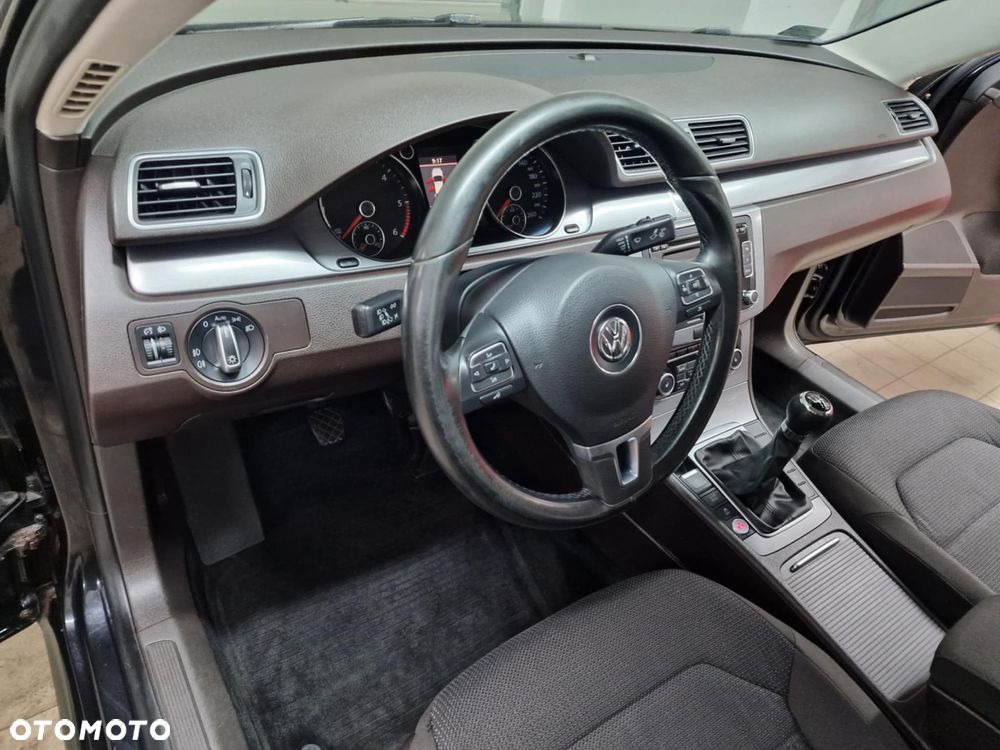 Volkswagen Passat 2.0 TDI Comfortline - 11
