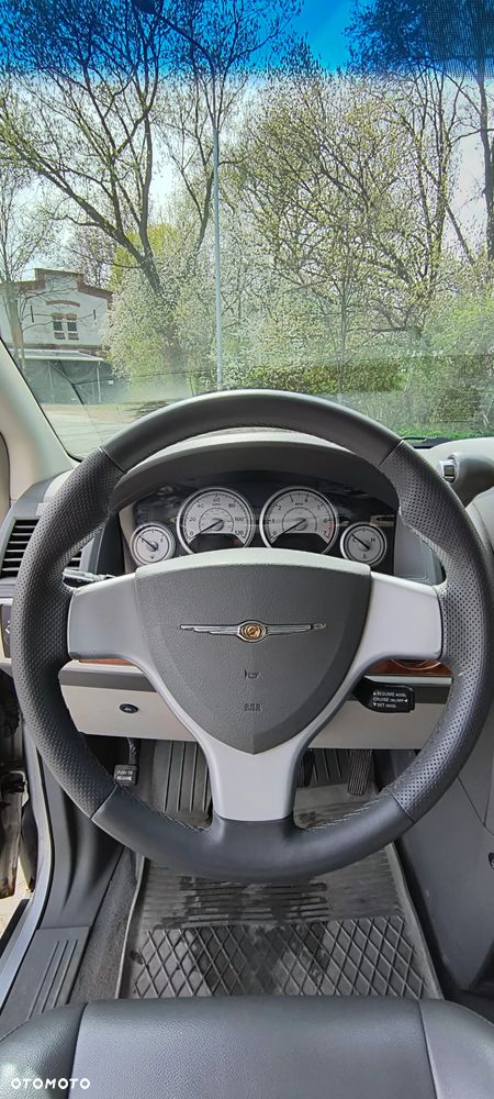 Chrysler Town & Country - 10