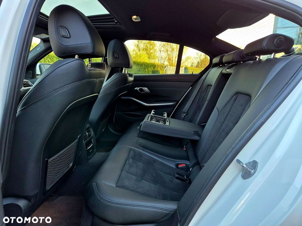 BMW Seria 3 330e M Sport - 29