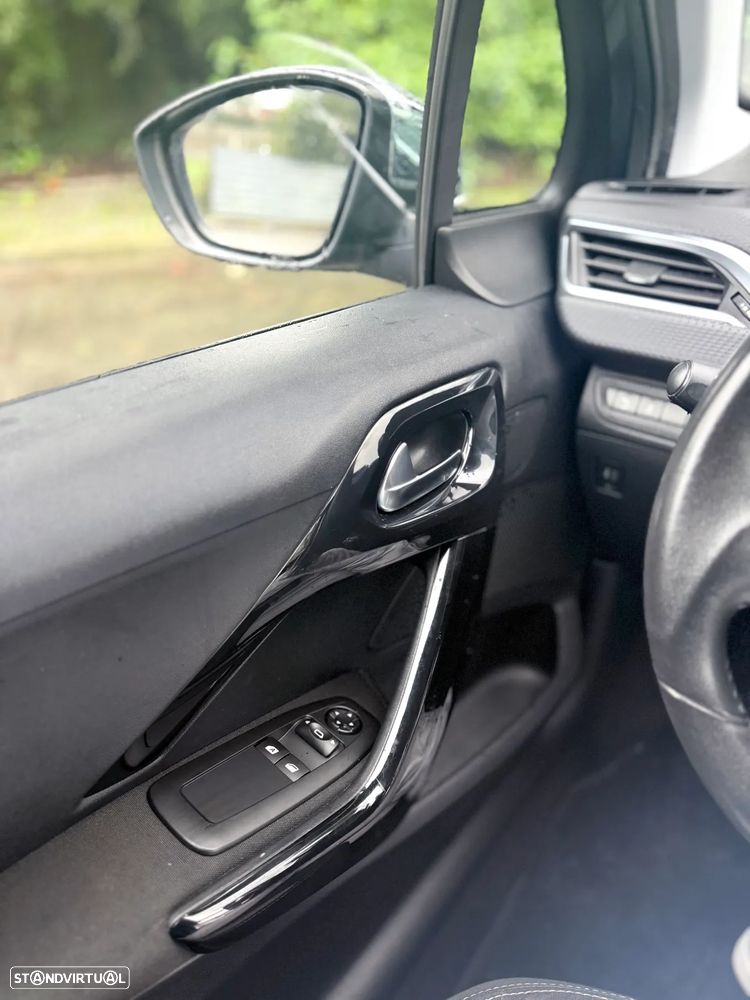 Peugeot 208 1.2 PureTech Style - 24