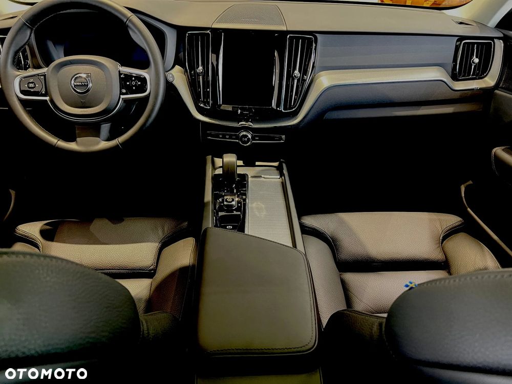 Volvo XC 60 B5 B AWD Plus Dark - 19