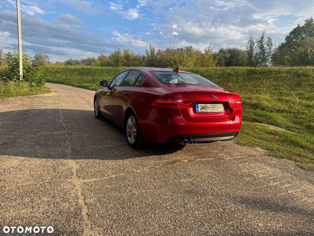 Jaguar XE 2.0 D Prestige - 3