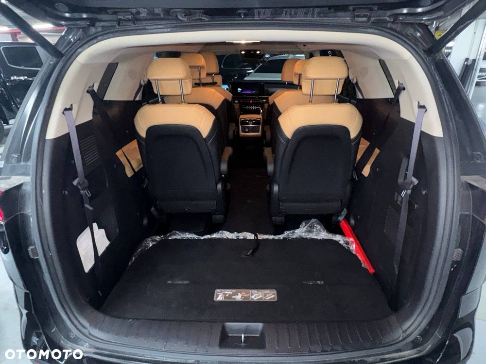 Kia Carnival - 32