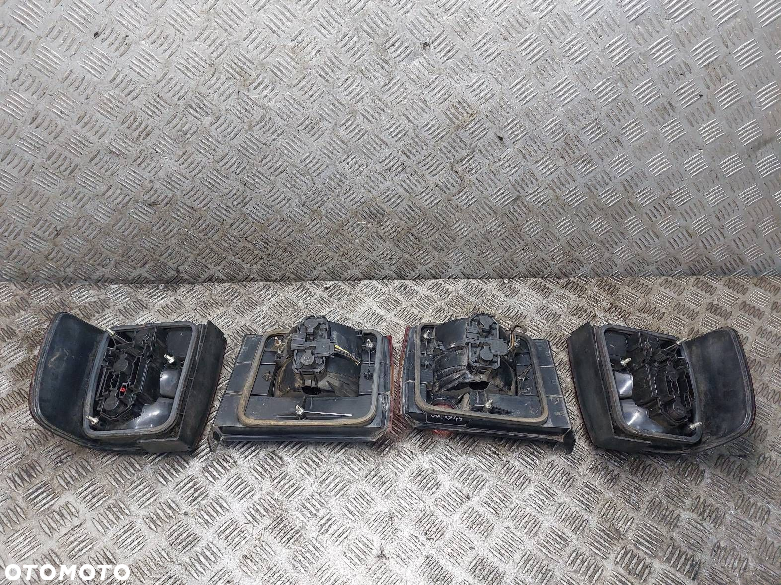 LAMPA LEWY TYŁ + PRAWY TYŁ VOLKSWAGEN PASSAT B4 SEDAN - 9