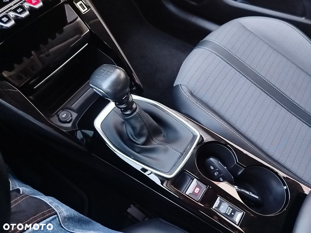 Peugeot 208 TURBO 100 Allure - 20
