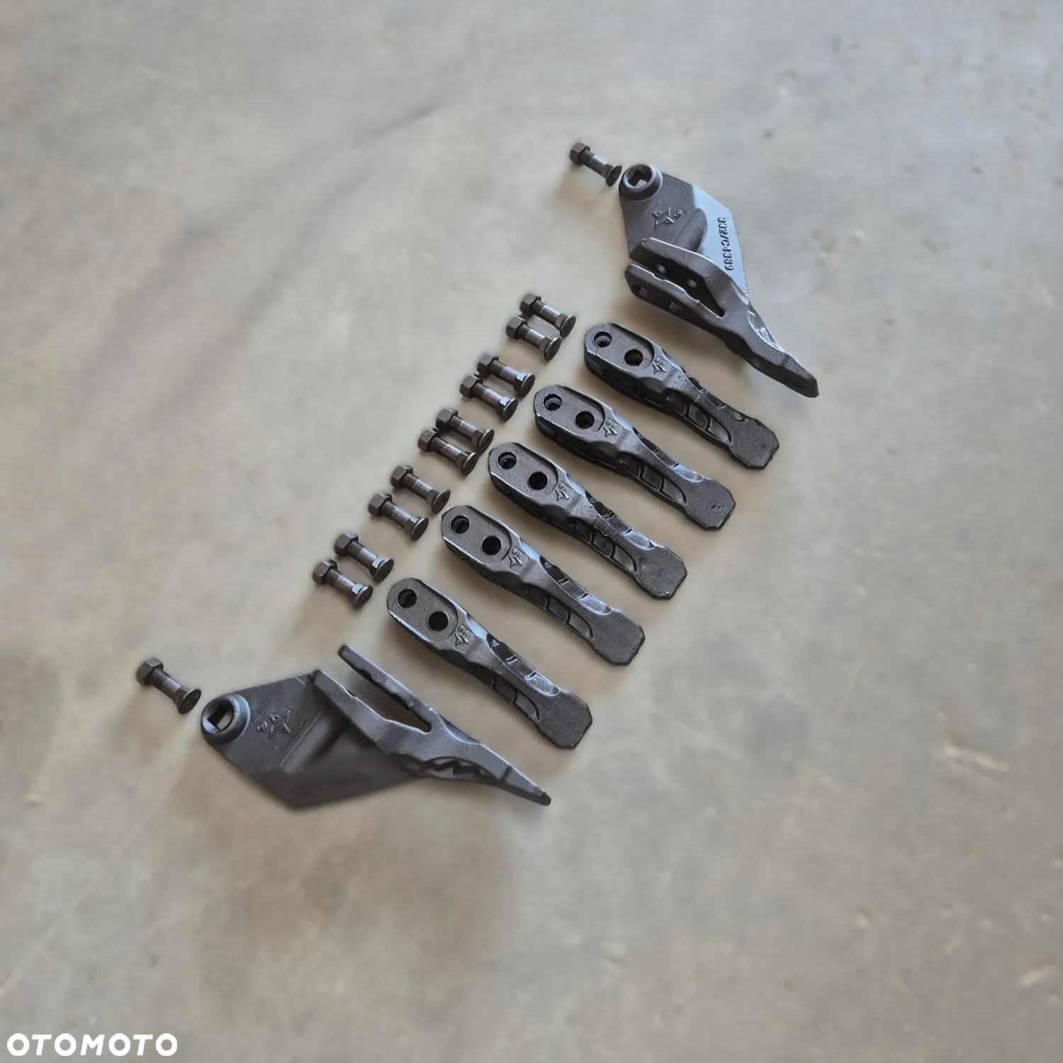 Zestaw zębów do łyżki 150 cm koparko-ładowarka - NOWY MODEL - 2