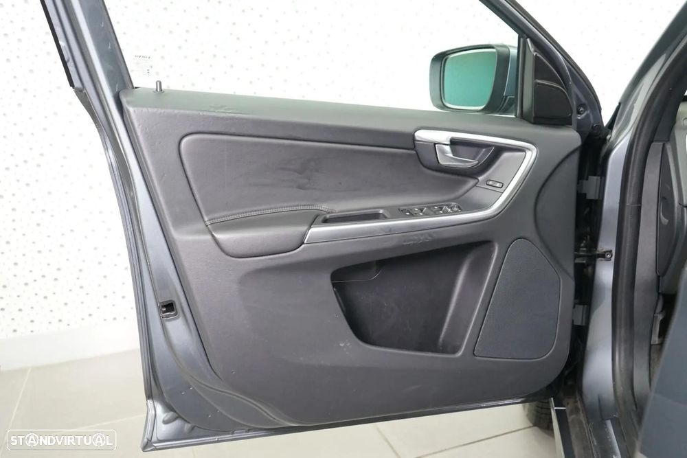 Volvo XC 60 2.0 D3 Momentum Geartronic - 19