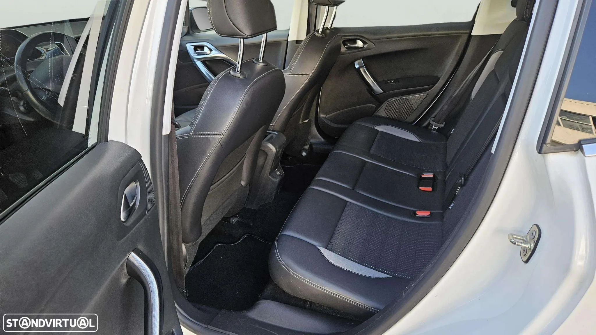 Peugeot 2008 1.2 PureTech Allure - 12