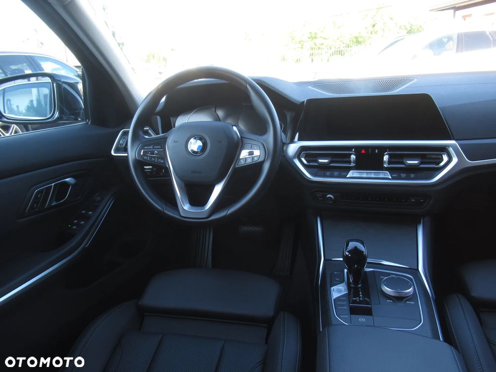 BMW Seria 3 320i Luxury Line - 11