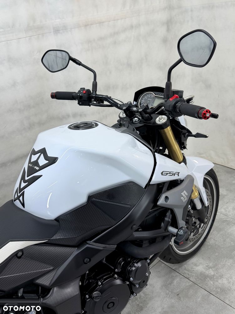 Suzuki GSR - 8