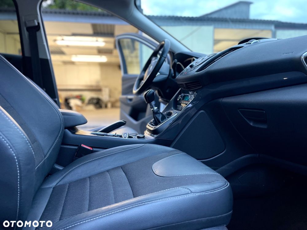 Ford Kuga 2.0 TDCi 2x4 Titanium - 13
