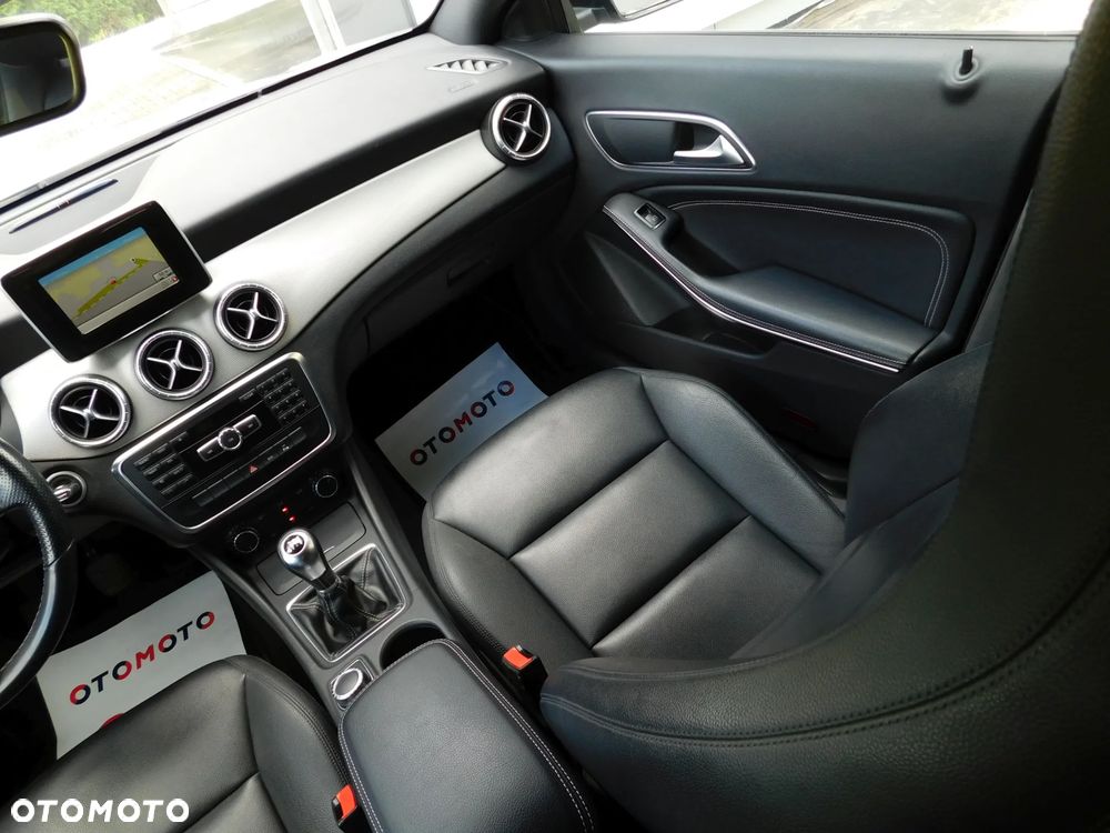 Mercedes-Benz CLA 180 AMG Line - 8