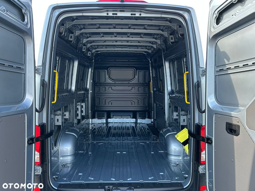 Volkswagen Crafter 35 2.0 TDI L3H3 177 KM AUTOMAT - 11