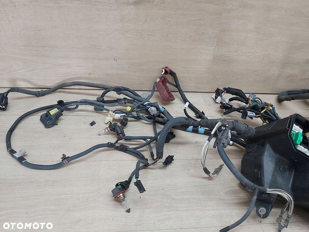 TOYOTA Sienna 11- puszka skrzynka bezpieczników wiązka pasa komory 3,5 v6 - 5