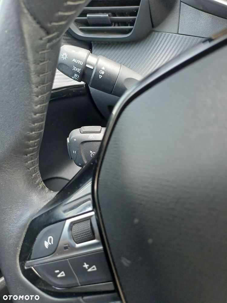 Peugeot 208 - 25