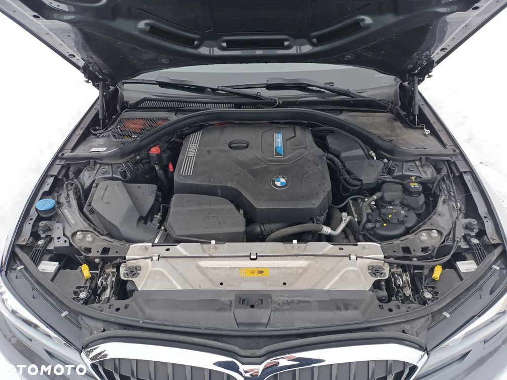 BMW Seria 3 330e xDrive - 14