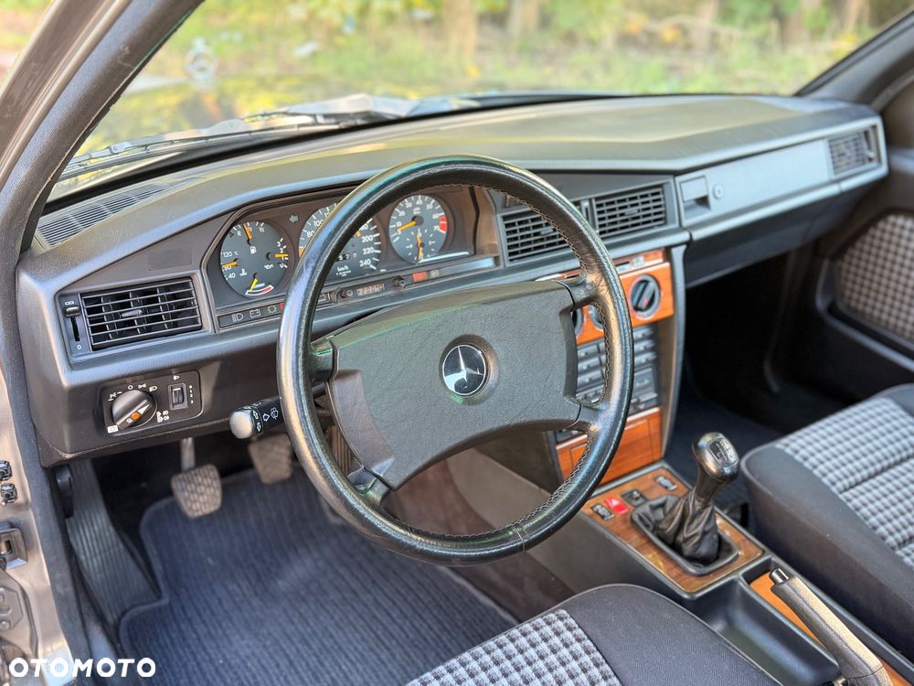 Mercedes-Benz W201 (190) - 10
