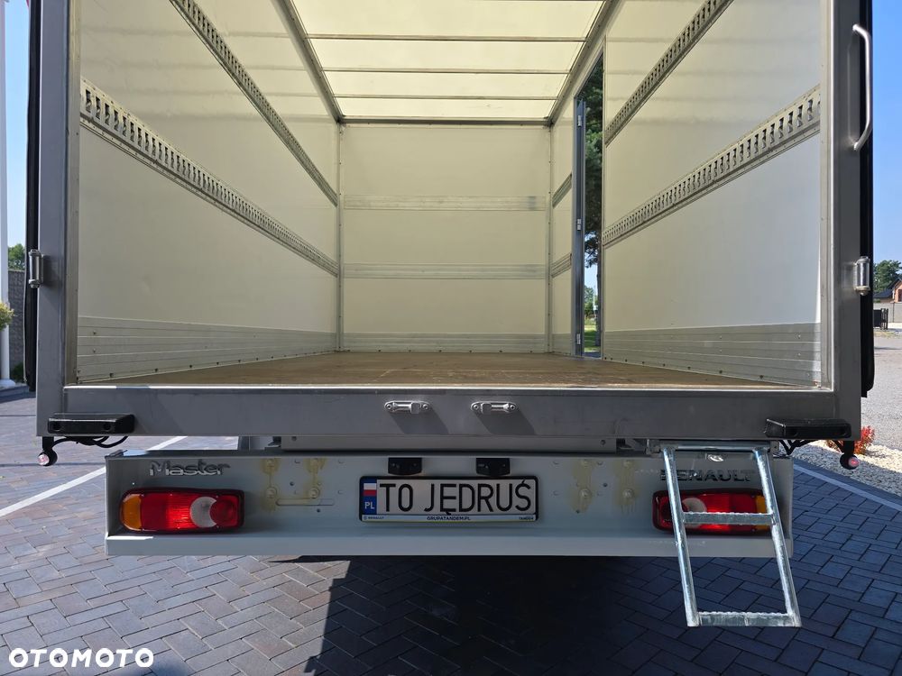 Renault MASTER KONTENER 8 PALET Dłu-4,31cm  Sze-2,11cm  Wys-2,26cm WZMOCNIONE TYLNE ZAWIESZENIE SILNIK 2.3 164KM 144 Tyś Km SERWIS DO OSTATNIEGO Km SALON POLSKA BOGATA OPCJA WYPOSAŻENIA LEDY HALOGENY TEMPOMAT FOTEL KIEROWCY PNEŁMATYCZNY KLIMATYZACJA NOWE OPONY MICHELIN - 16