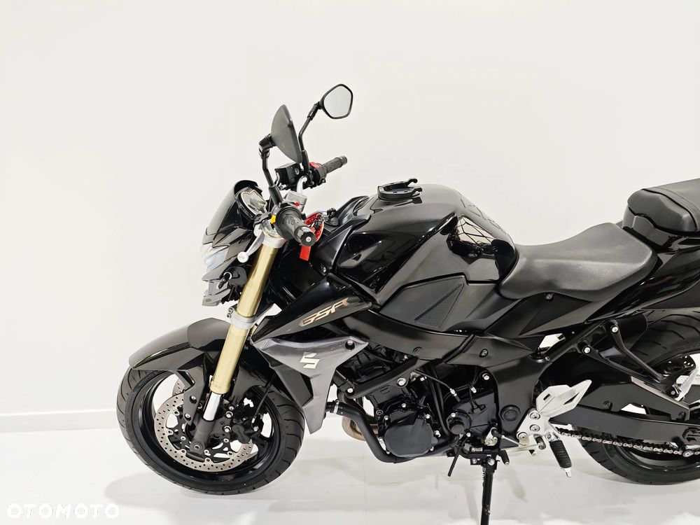 Suzuki GSR - 11