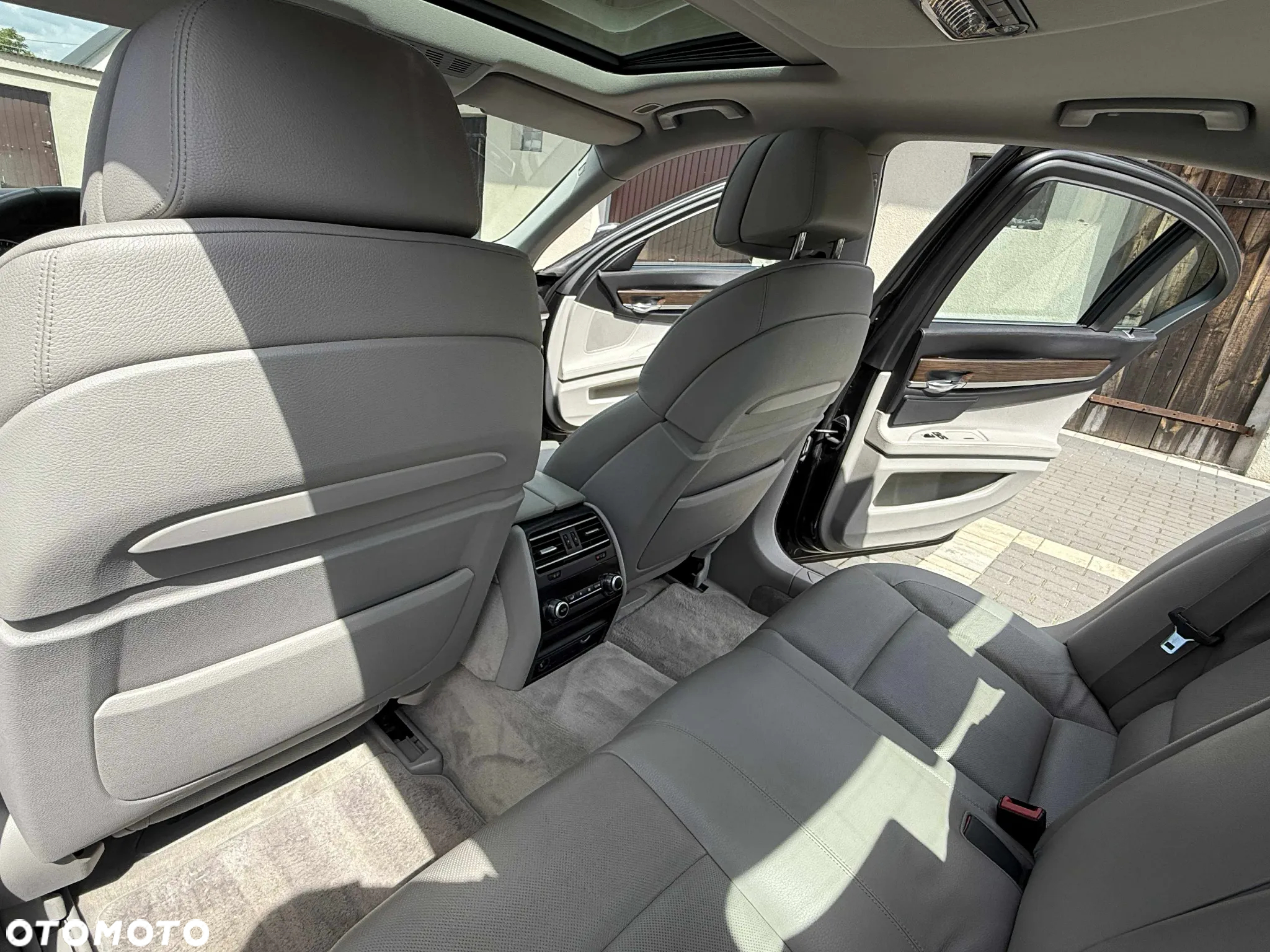 BMW Seria 7 750i xDrive - 24