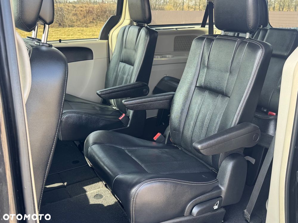 Chrysler Town & Country 3.6 Limited - 10