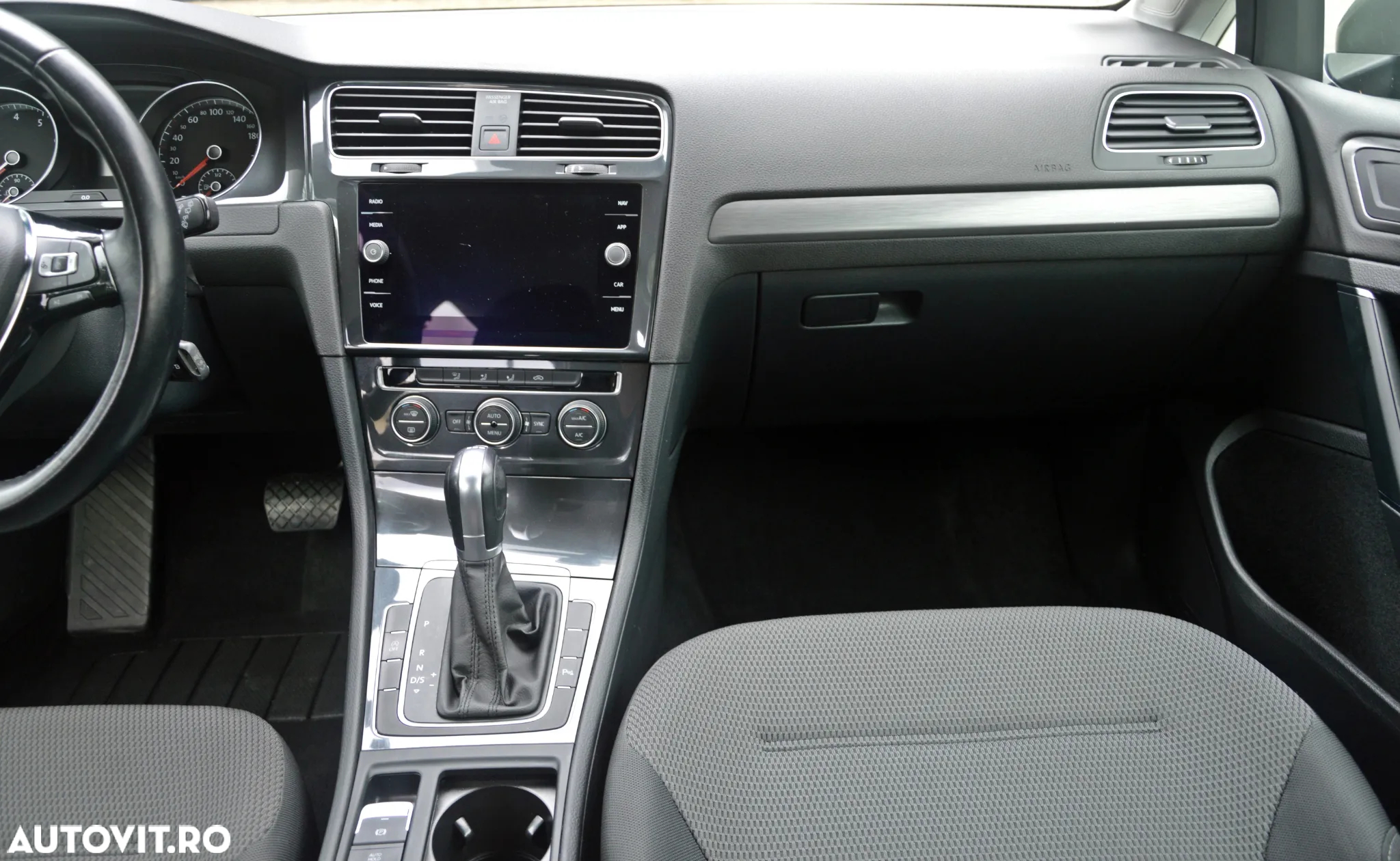Volkswagen Golf - 24