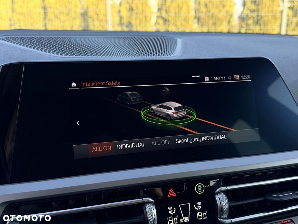 BMW Seria 3 320d xDrive - 25