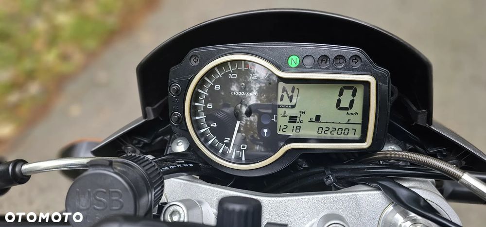 Suzuki GSR - 14
