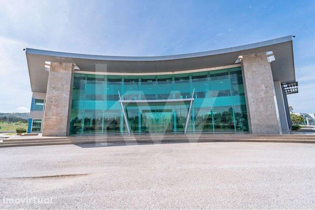 Pavilhão Industrial e Edifício de Escritórios , Porto de Mós - Grande imagem: 2/51