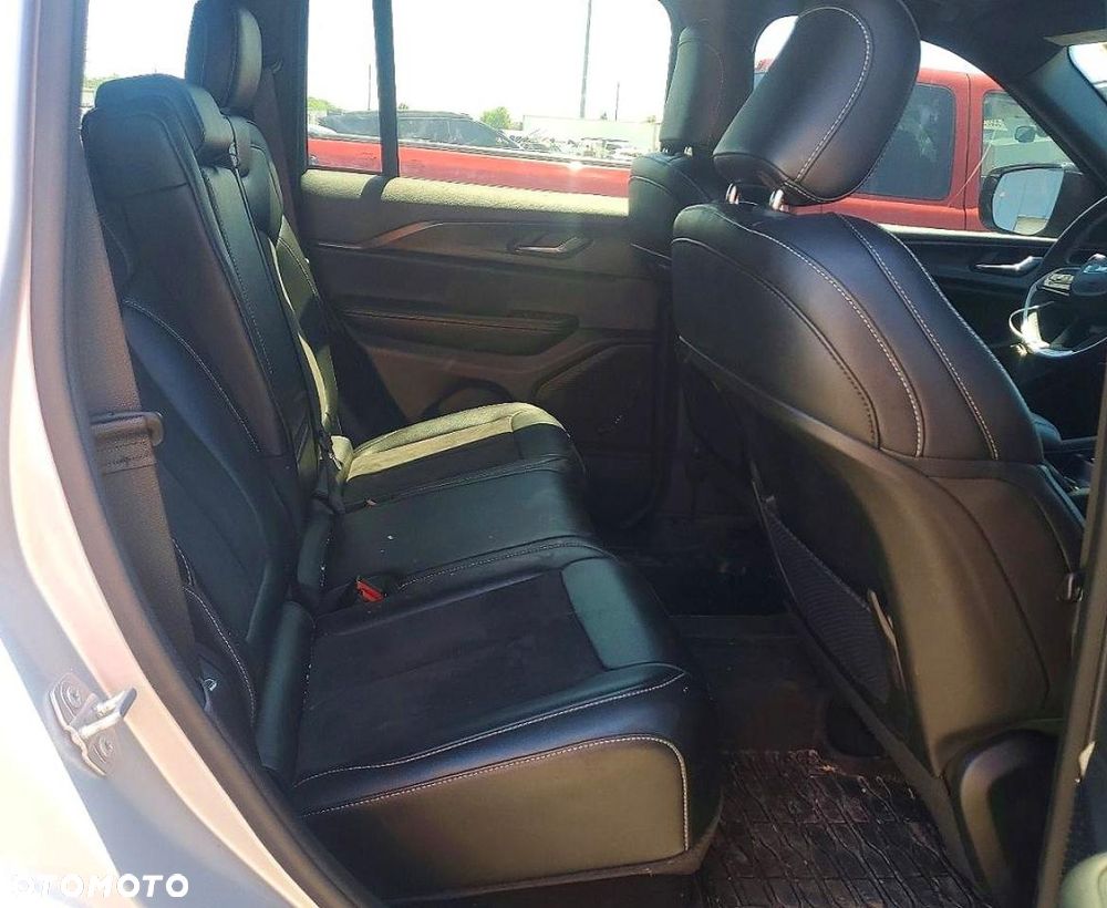 Jeep Grand Cherokee - 12