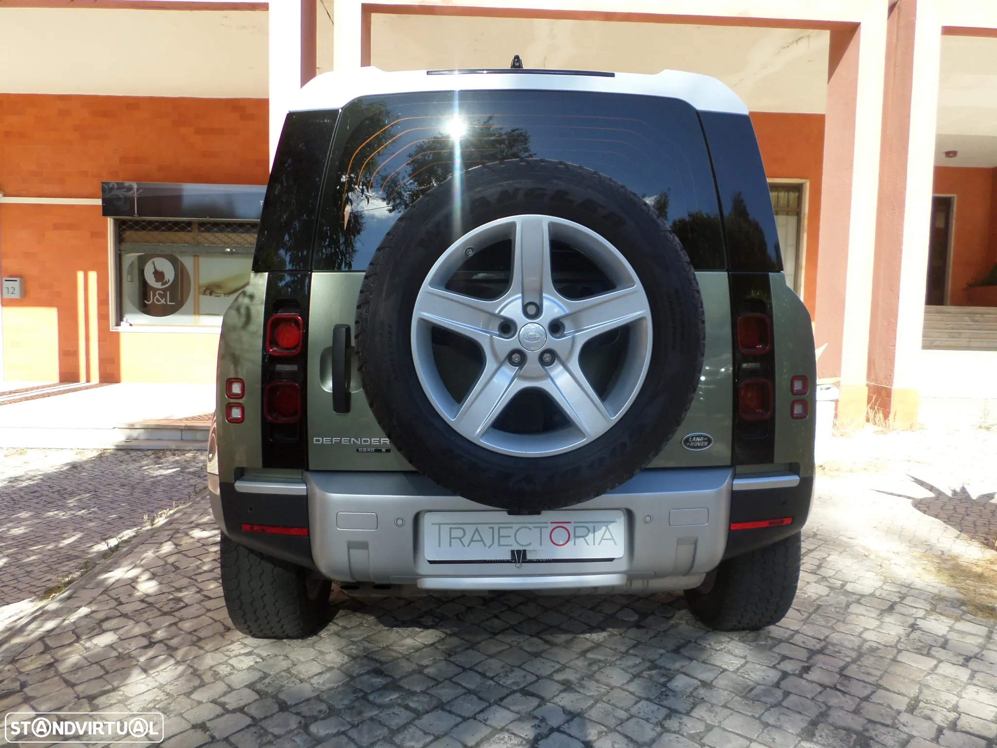 Land Rover Defender 2.0 D 110 AWD First Edition - 16