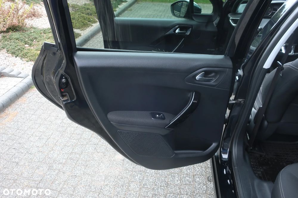 Peugeot 208 - 11
