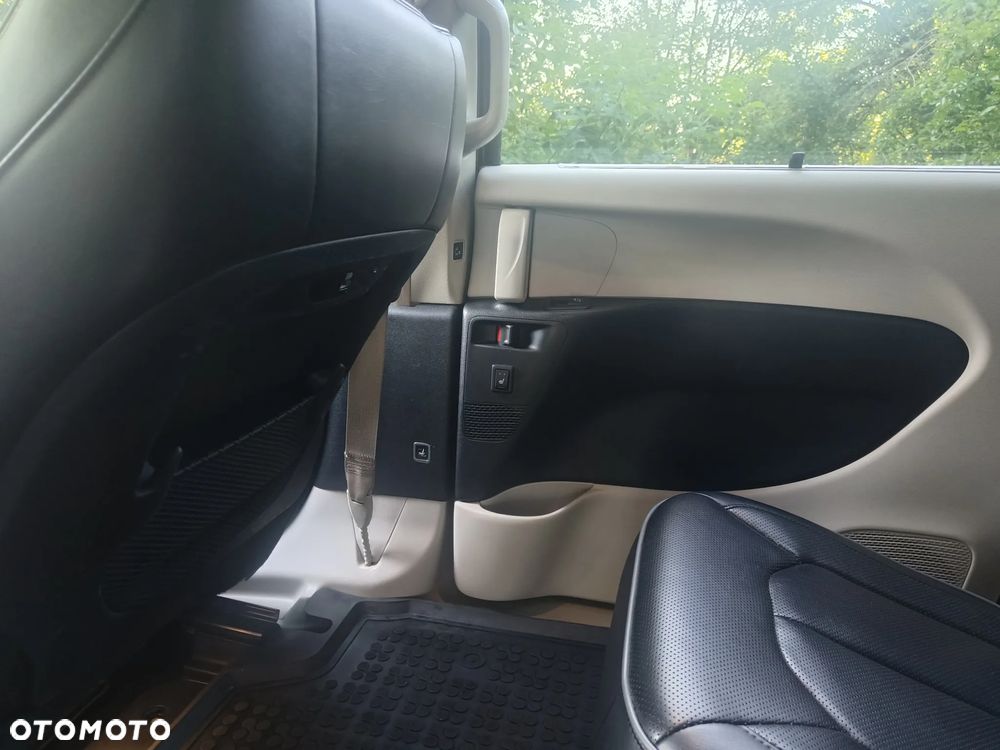 Chrysler Pacifica - 15