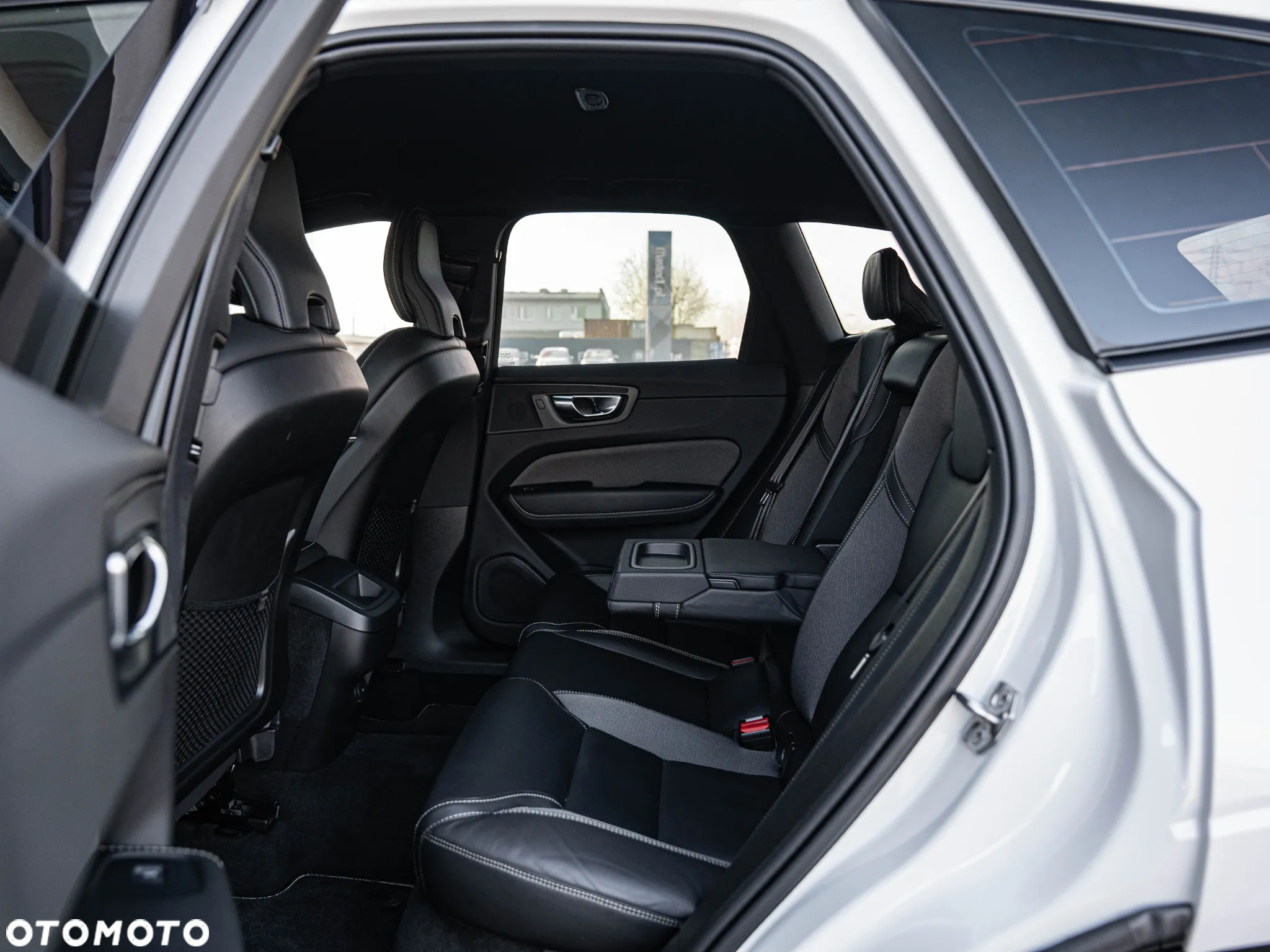 Volvo XC 60 B4 D Plus Dark - 28