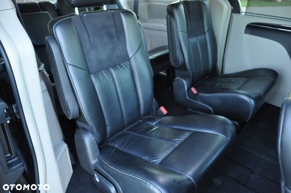Chrysler Town & Country 3.6 Limited - 30