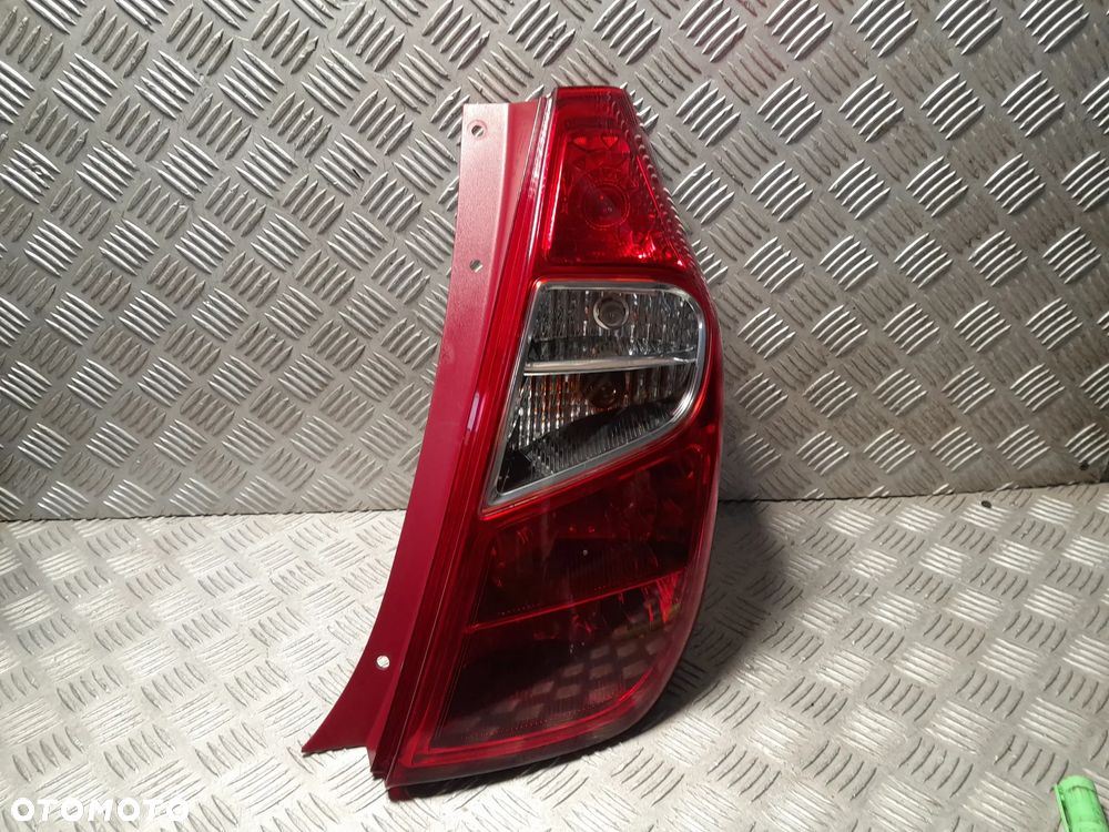 HYUNDAI I10 LAMPA PRAWA TYLNA PRAWY TYŁ W BŁOTNIK - 1