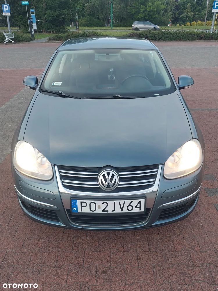 Volkswagen Jetta 1.6 FSI Trendline - 1