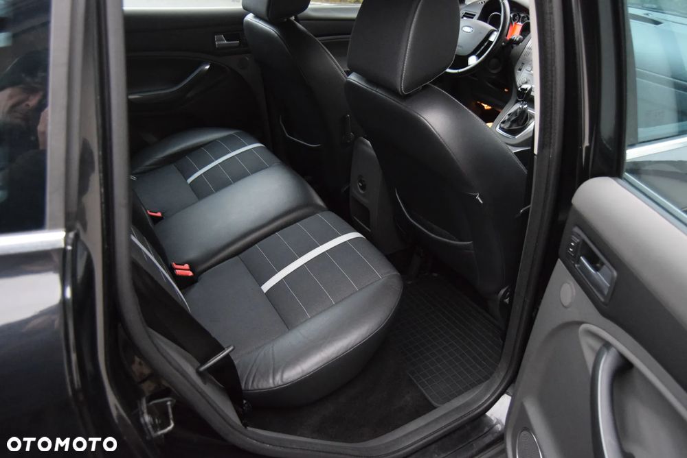 Ford Kuga 2.0 TDCi 2x4 Titanium - 16