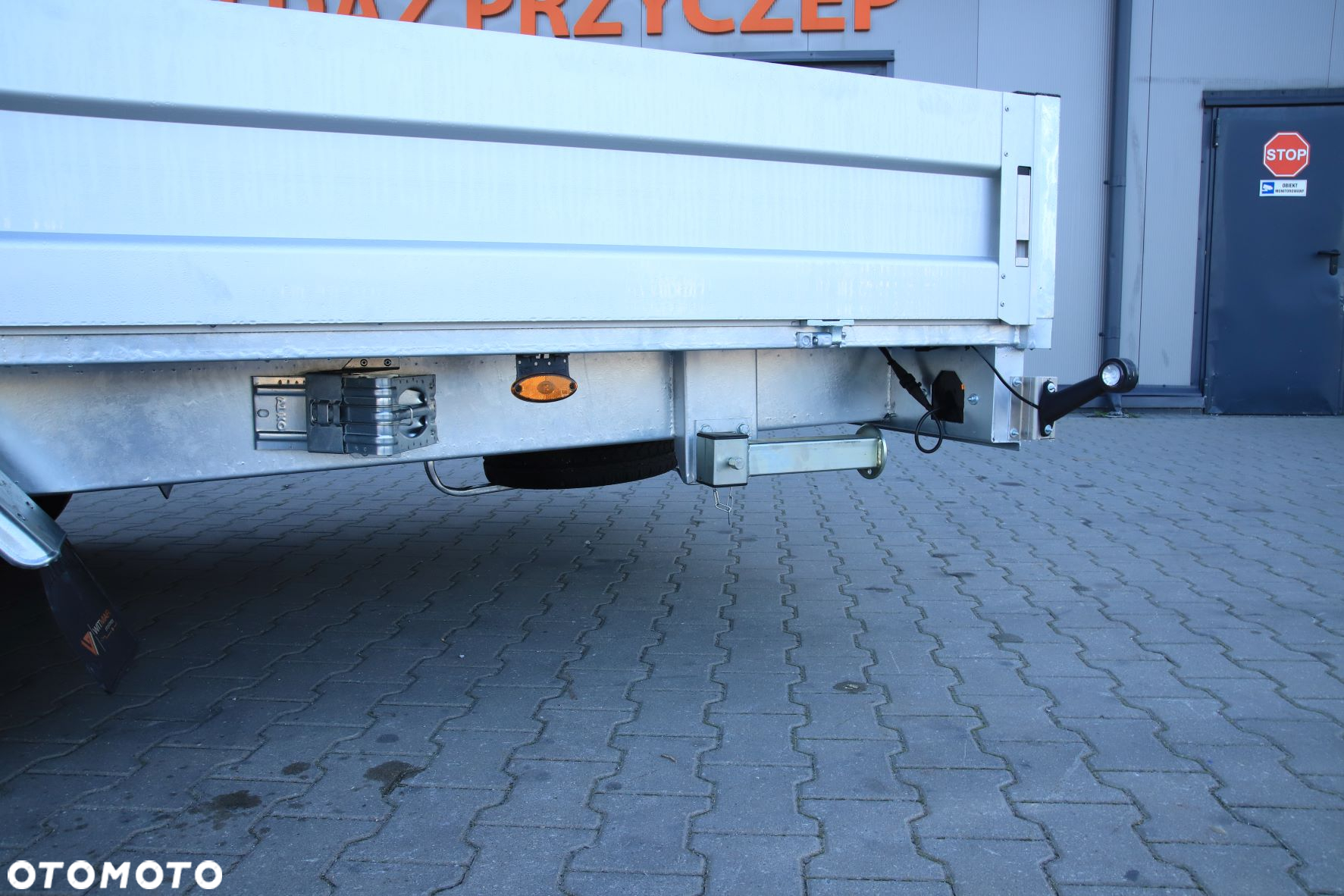 Niewiadów Boss 5.5 x 2.1 burty aluminiowe 3 osie po 1350kg koła 195R13C - 5