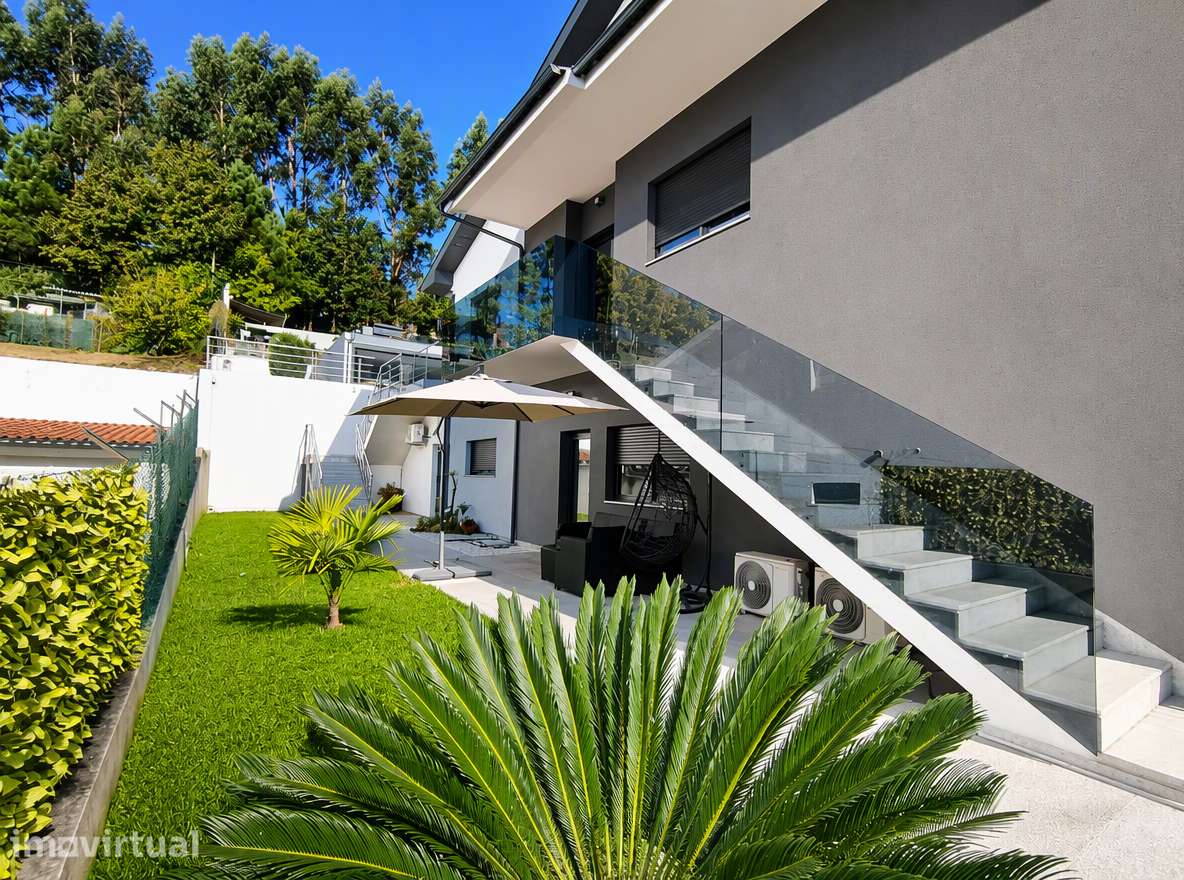 Moradia Bifamiliar Renovada com Piscina em Guimarães - Grande imagem: 2/60