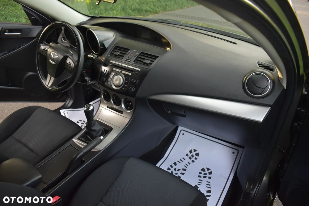 Mazda 3 1.6 Active + - 32
