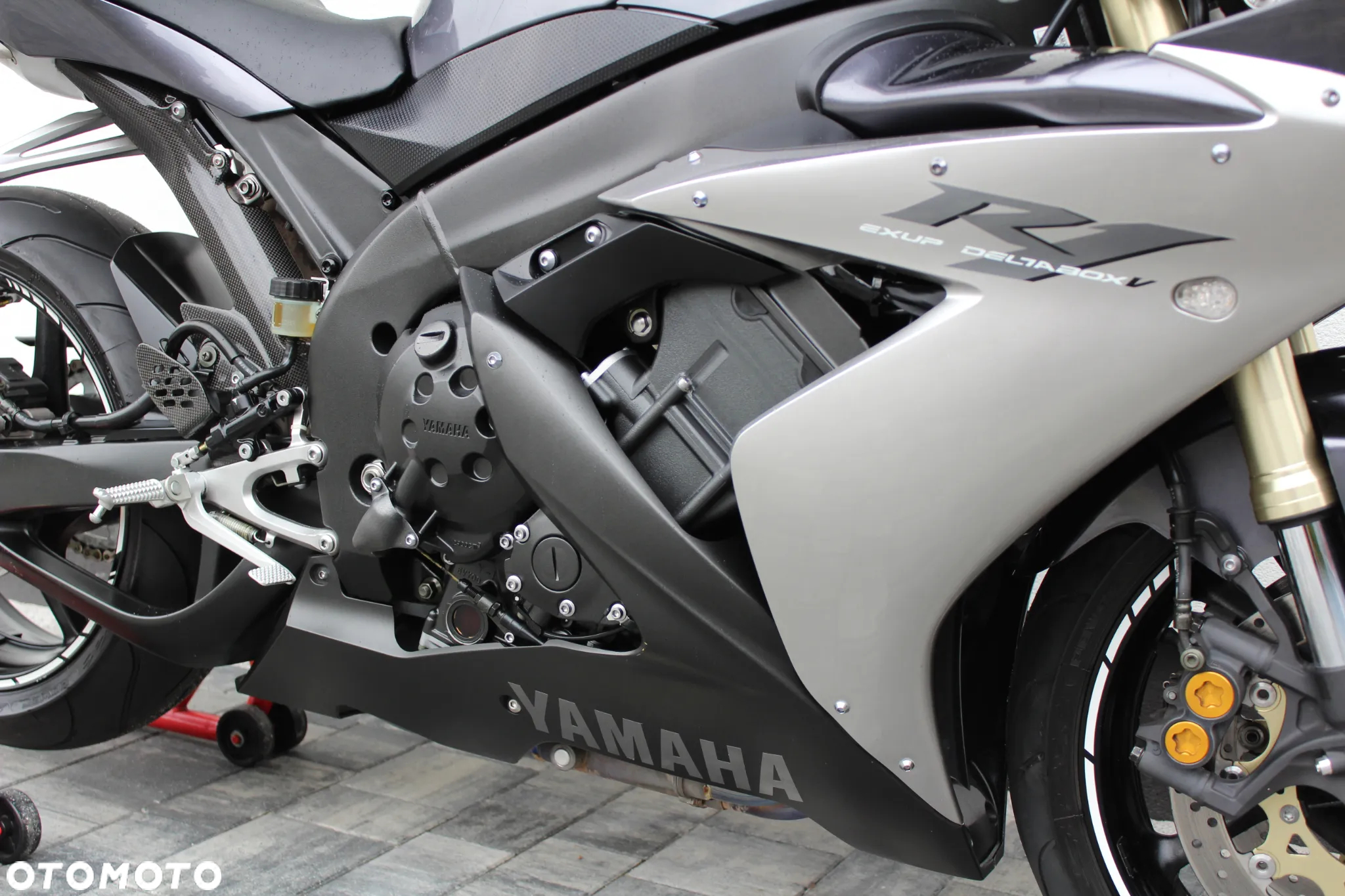 Yamaha R1 - 10