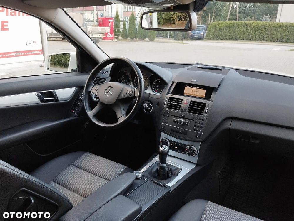 Mercedes-Benz Klasa C 180 T Kompressor BlueEFFICIENCY Avantgarde - 26