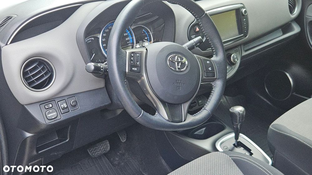 Toyota Yaris Hybrid 100 Dynamic - 18