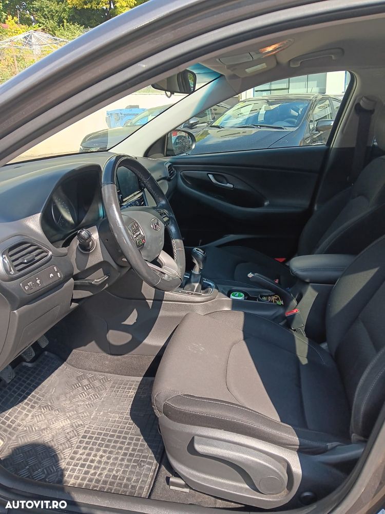 Hyundai i30 1.4 100CP 5DR M/T Classic - 11