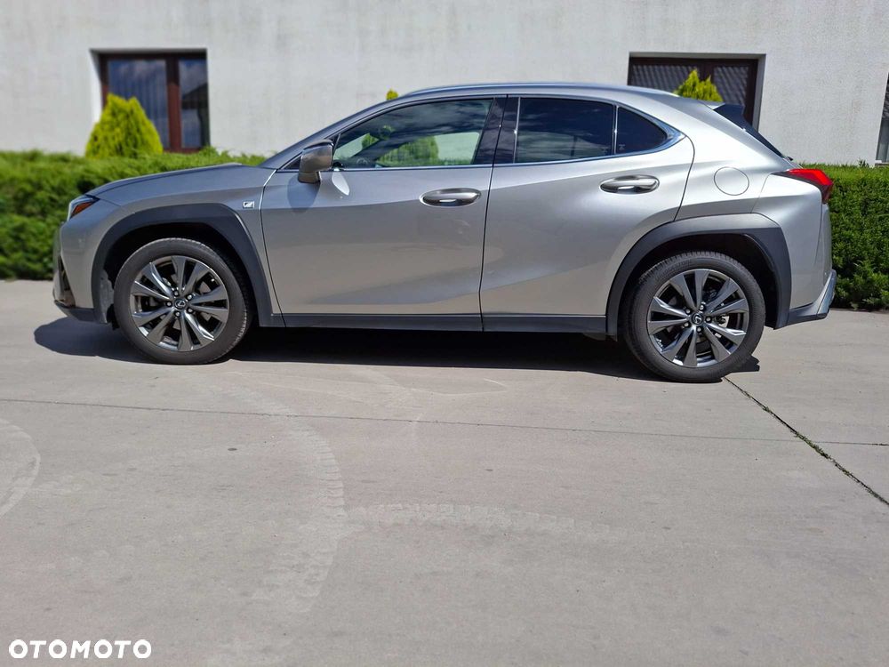 Lexus UX - 4